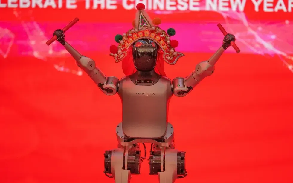 Robot hình người biểu diễn ở Bắc Kinh, Trung Quốc, ngày 13/2/2026 (Ảnh: AP)