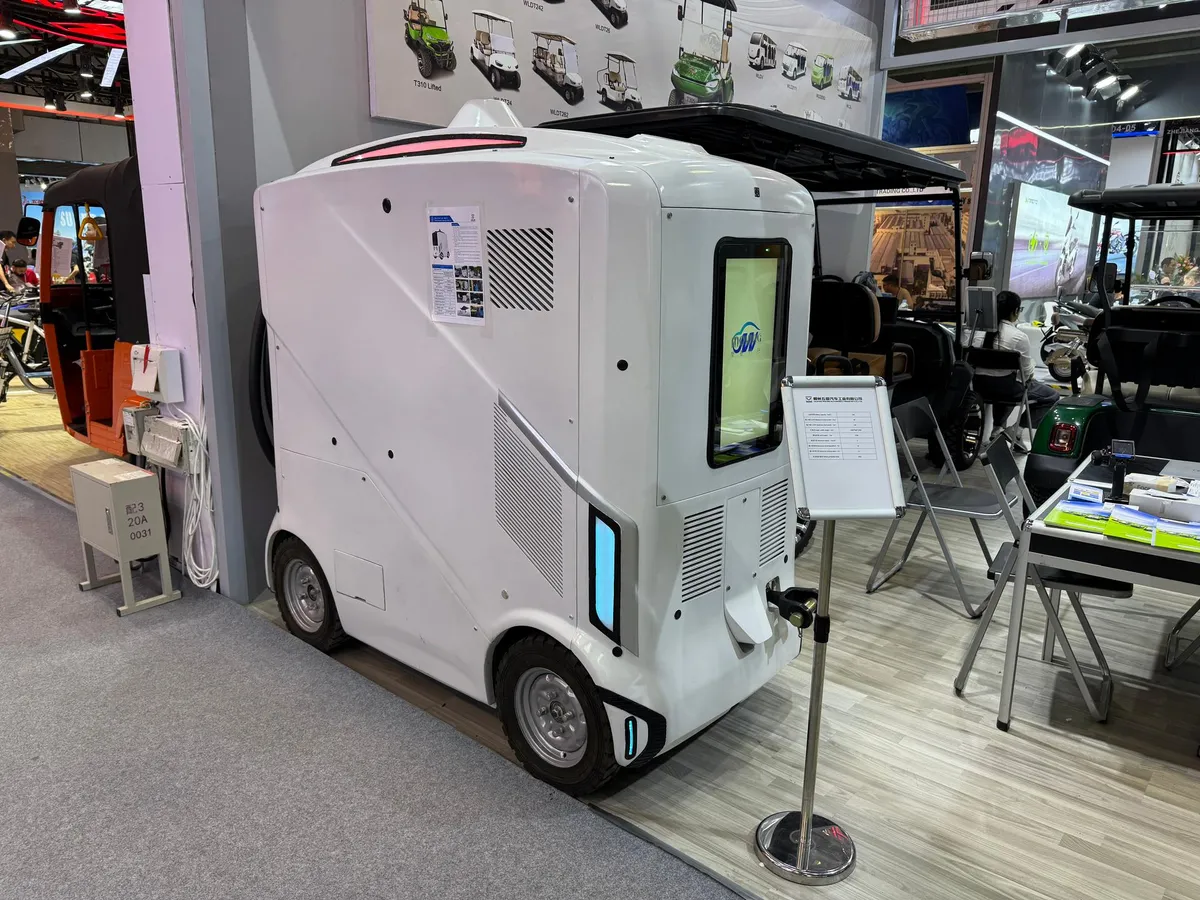 Trung Quốc đưa robot sạc di động l&ecirc;n cao tốc dịp Xu&acirc;n vận, giảm tải trạm sạc xe điện- Ảnh 1.