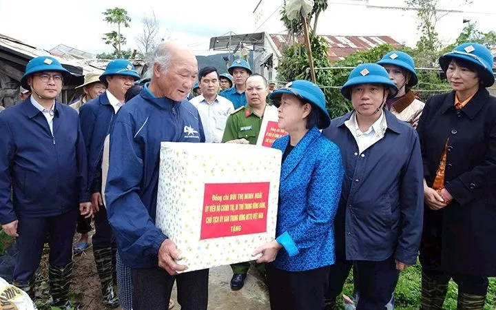 Đồng chí Bùi Thị Minh Hoài thăm hỏi người dân chịu ảnh hưởng bởi bão lũ tại tỉnh Lâm Đồng. Ảnh: Nhân Dân