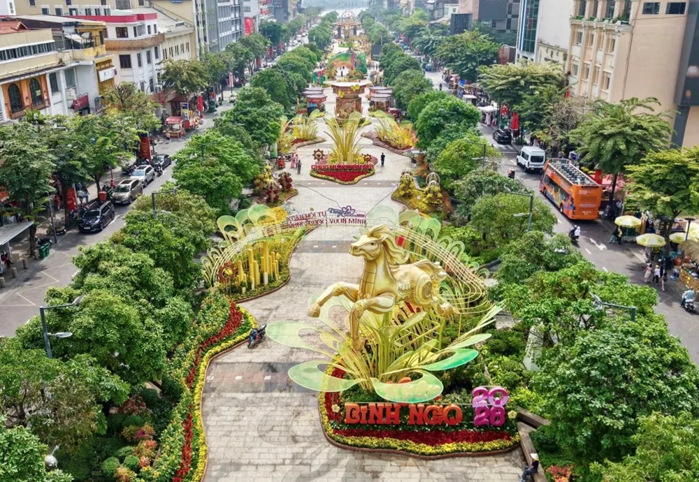 Tối 15.2 khai mạc đường hoa Nguyễn Huệ Tết B&iacute;nh Ngọ 2026, lần đầu tr&igrave;nh diễn mapping v&agrave; AR- Ảnh 1.