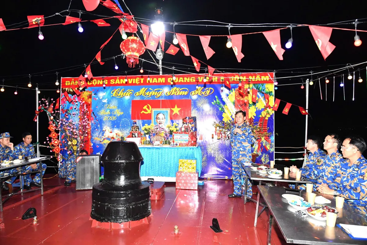 Tết sớm giữa đại dương của những "sứ giả hòa bình" trên Tàu 17 - Ảnh 1.