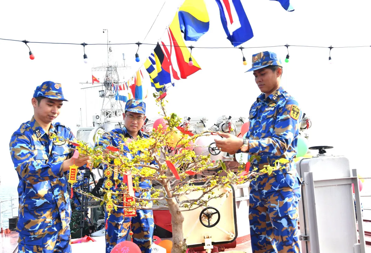 Tết sớm giữa đại dương của những "sứ giả hòa bình" trên Tàu 17 - Ảnh 4.