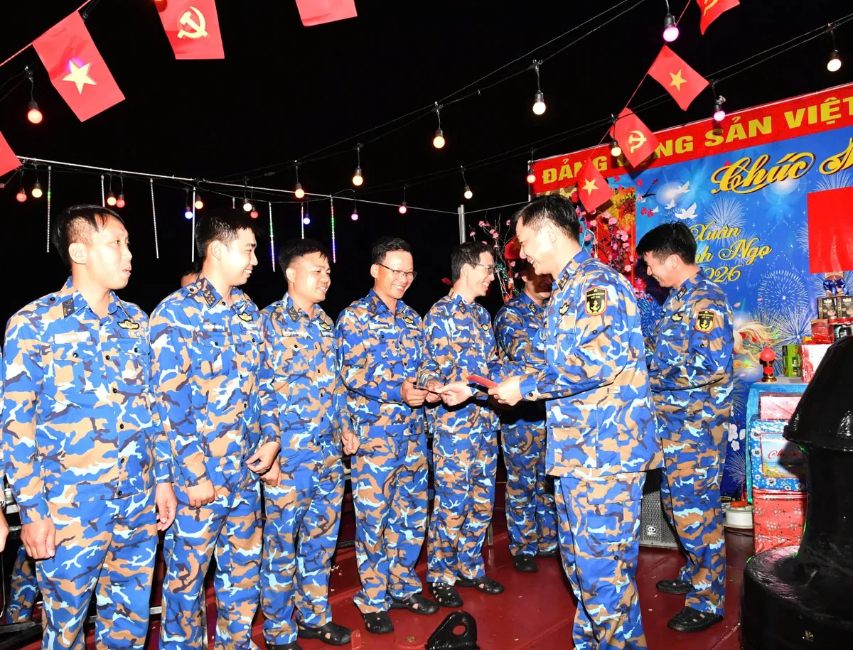Tết sớm giữa đại dương của những "sứ giả hòa bình" trên Tàu 17 - Ảnh 5.