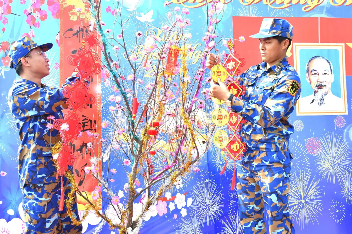 Tết sớm giữa đại dương của những "sứ giả hòa bình" trên Tàu 17 - Ảnh 2.