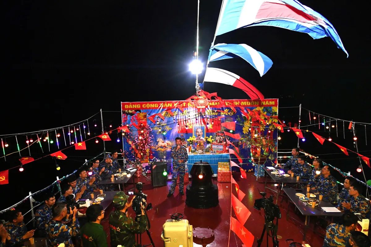 Tết sớm giữa đại dương của những "sứ giả hòa bình" trên Tàu 17 - Ảnh 6.