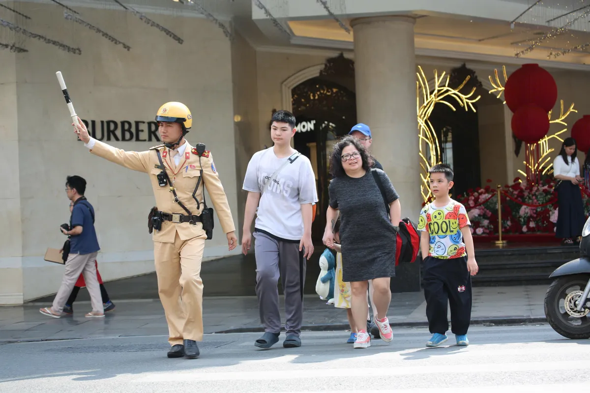 H&agrave; Nội: Duy tr&igrave; TTKS xử l&yacute; nghi&ecirc;m vi phạm dịp cận Tết, giao th&ocirc;ng trung t&acirc;m v&agrave; cửa ng&otilde; th&ocirc;ng tho&aacute;ng, ổn định - Ảnh 2.