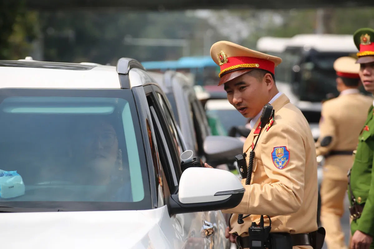 H&agrave; Nội: Duy tr&igrave; TTKS xử l&yacute; nghi&ecirc;m vi phạm dịp cận Tết, giao th&ocirc;ng trung t&acirc;m v&agrave; cửa ng&otilde; th&ocirc;ng tho&aacute;ng, ổn định - Ảnh 3.