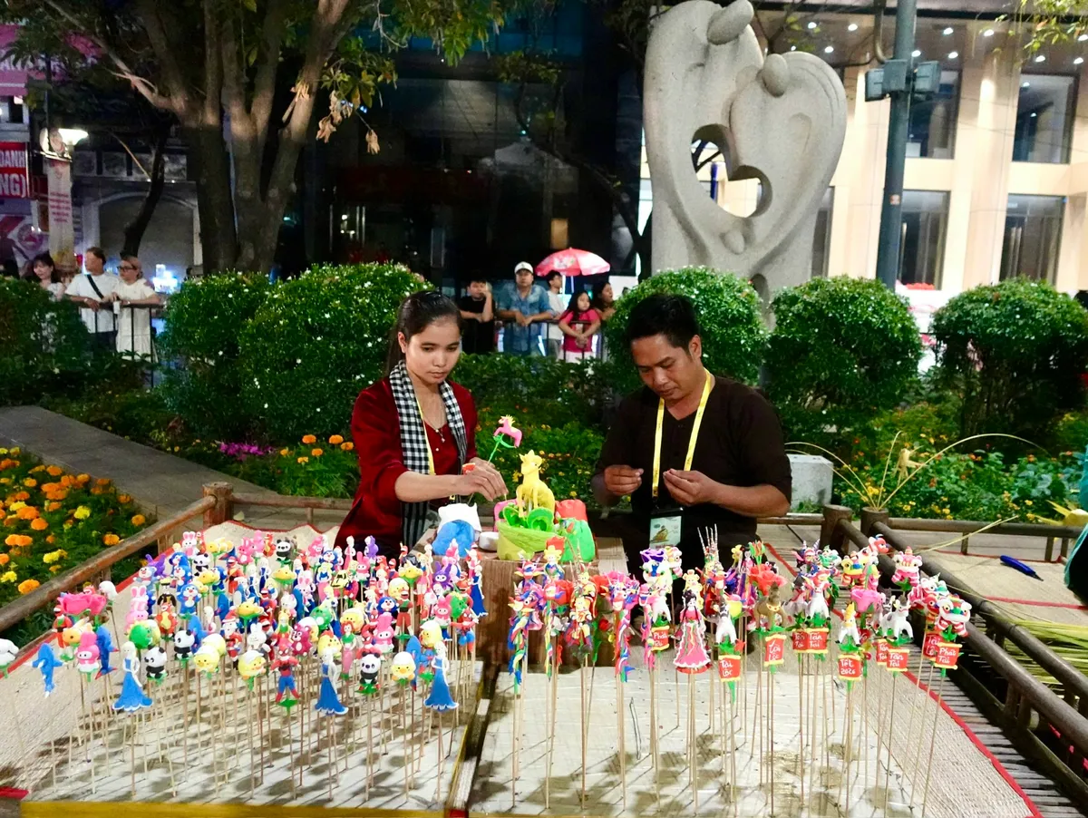 Biển người đổ về Đường hoa Nguyễn Huệ ngay sau lễ khai mạc - Ảnh 17.