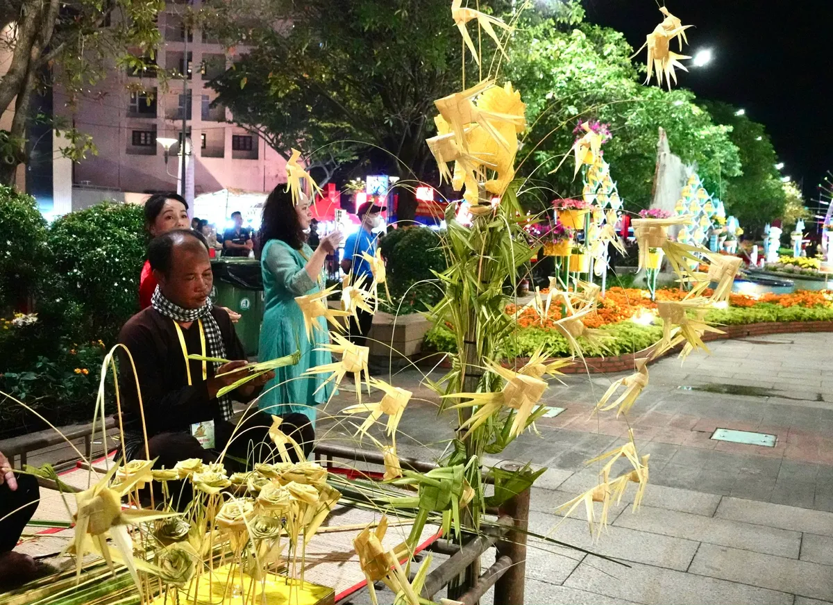 Biển người đổ về Đường hoa Nguyễn Huệ ngay sau lễ khai mạc - Ảnh 16.