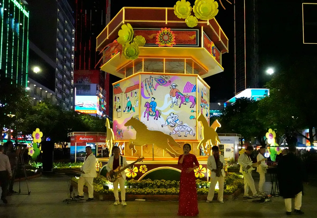 Biển người đổ về Đường hoa Nguyễn Huệ ngay sau lễ khai mạc - Ảnh 8.