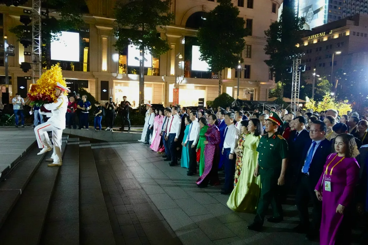 Biển người đổ về Đường hoa Nguyễn Huệ ngay sau lễ khai mạc - Ảnh 2.