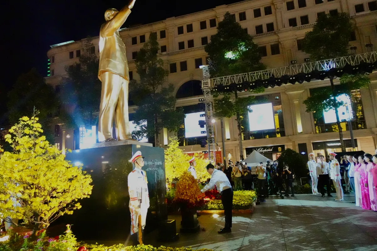 Biển người đổ về Đường hoa Nguyễn Huệ ngay sau lễ khai mạc - Ảnh 3.