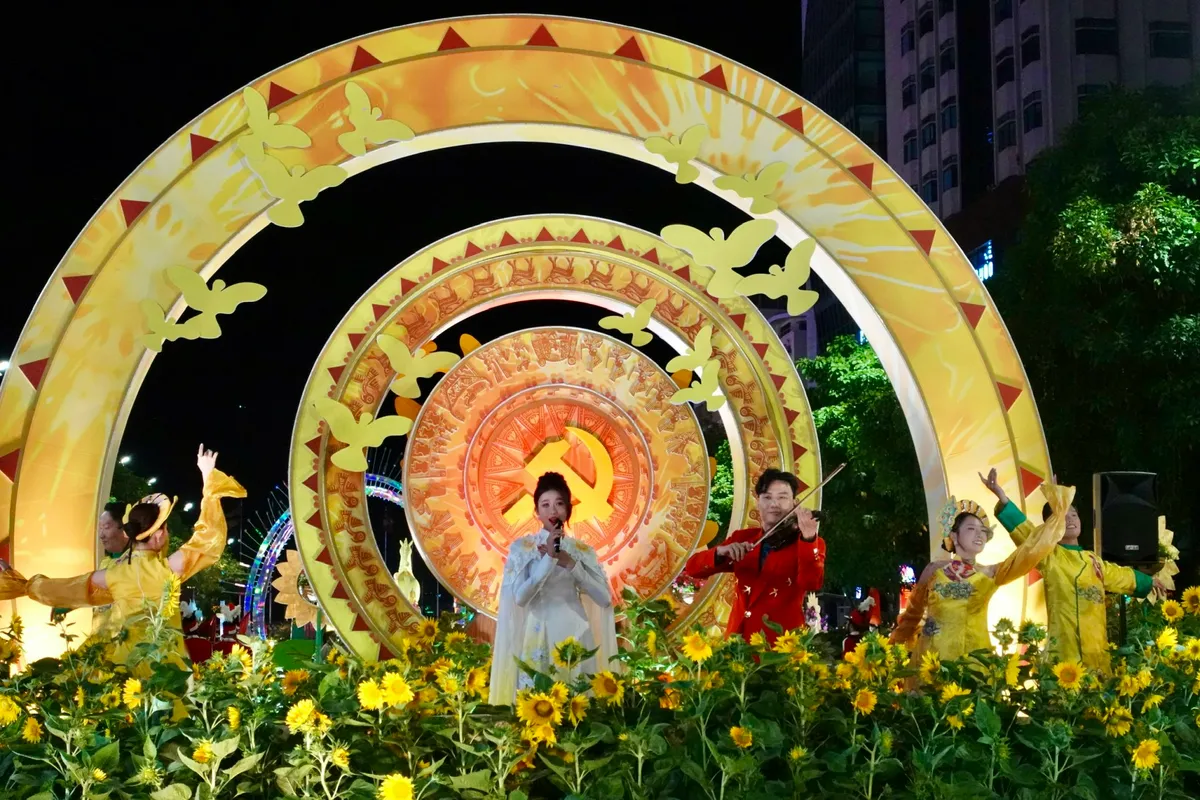 Biển người đổ về Đường hoa Nguyễn Huệ ngay sau lễ khai mạc - Ảnh 10.