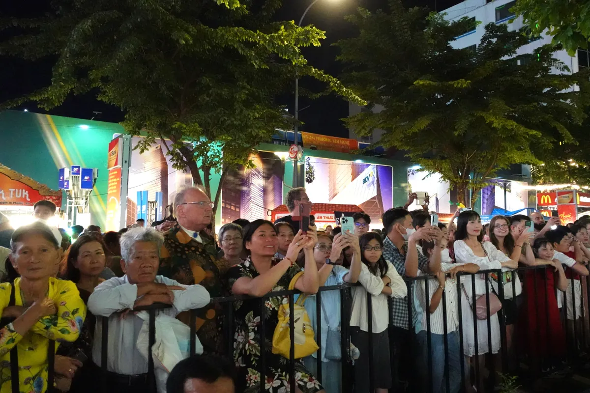 Biển người đổ về Đường hoa Nguyễn Huệ ngay sau lễ khai mạc - Ảnh 13.