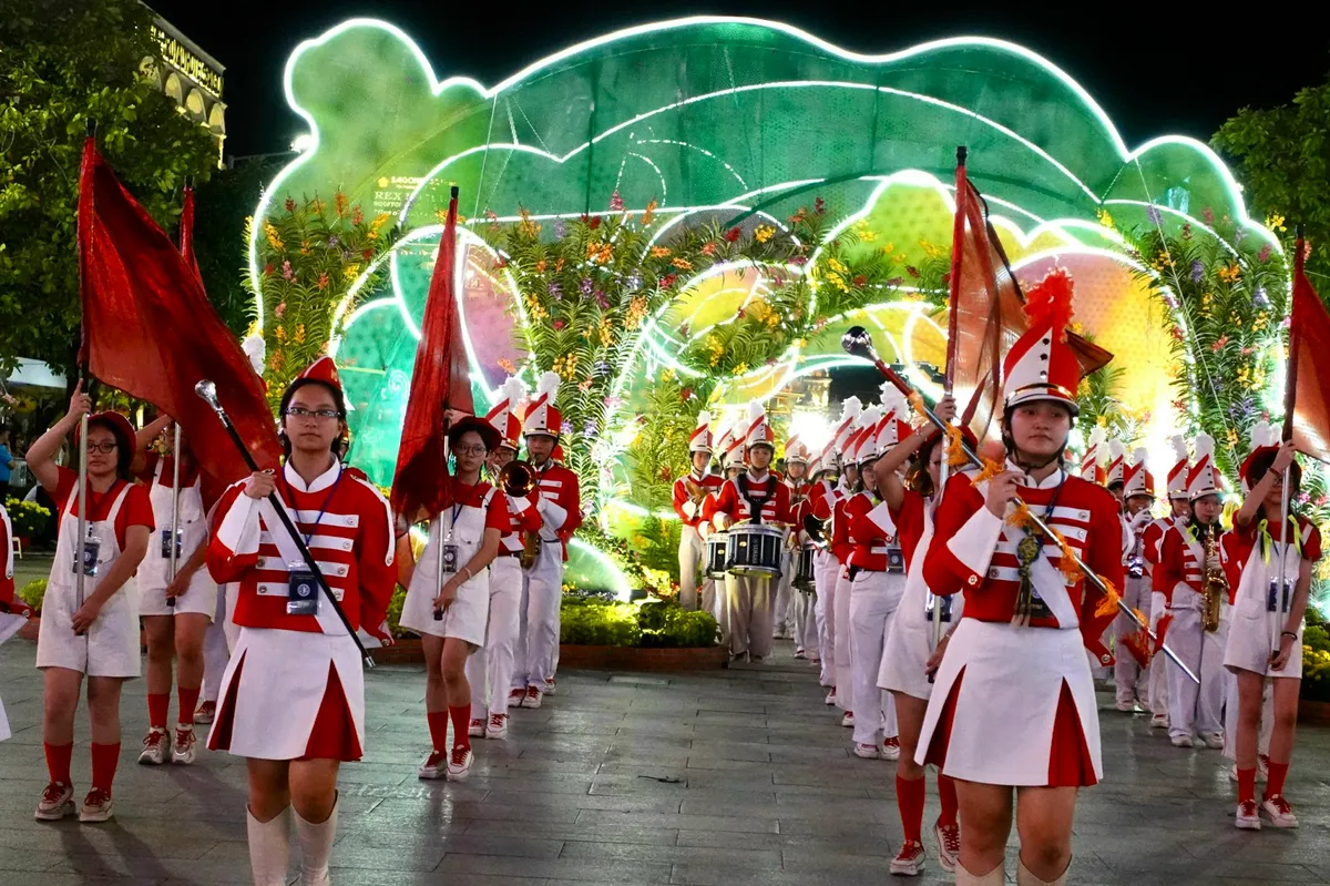 Biển người đổ về Đường hoa Nguyễn Huệ ngay sau lễ khai mạc - Ảnh 11.