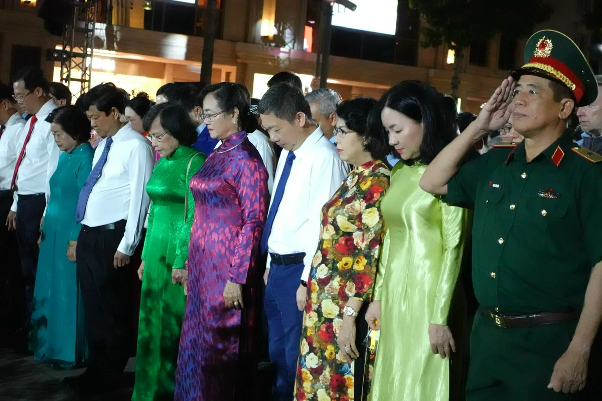 Biển người đổ về Đường hoa Nguyễn Huệ ngay sau lễ khai mạc - Ảnh 4.