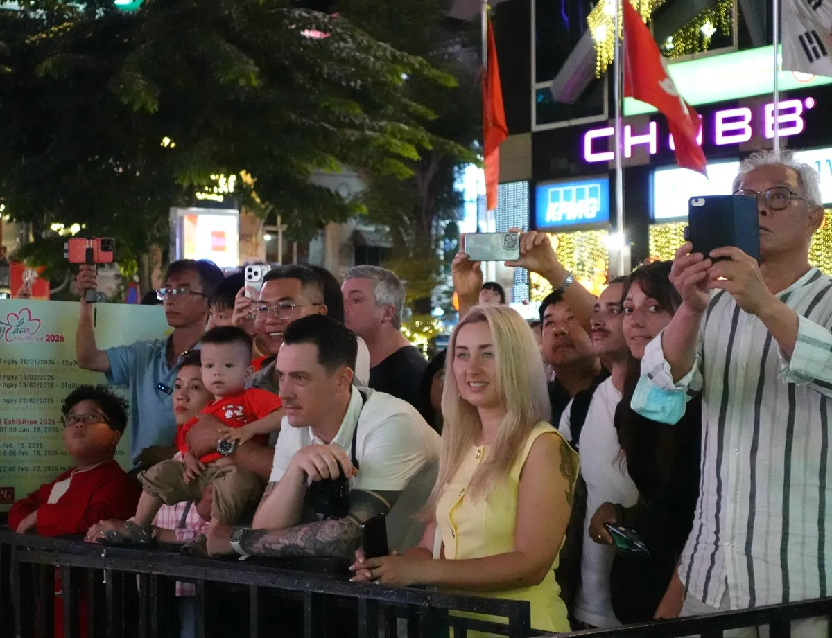 Biển người đổ về Đường hoa Nguyễn Huệ ngay sau lễ khai mạc - Ảnh 14.