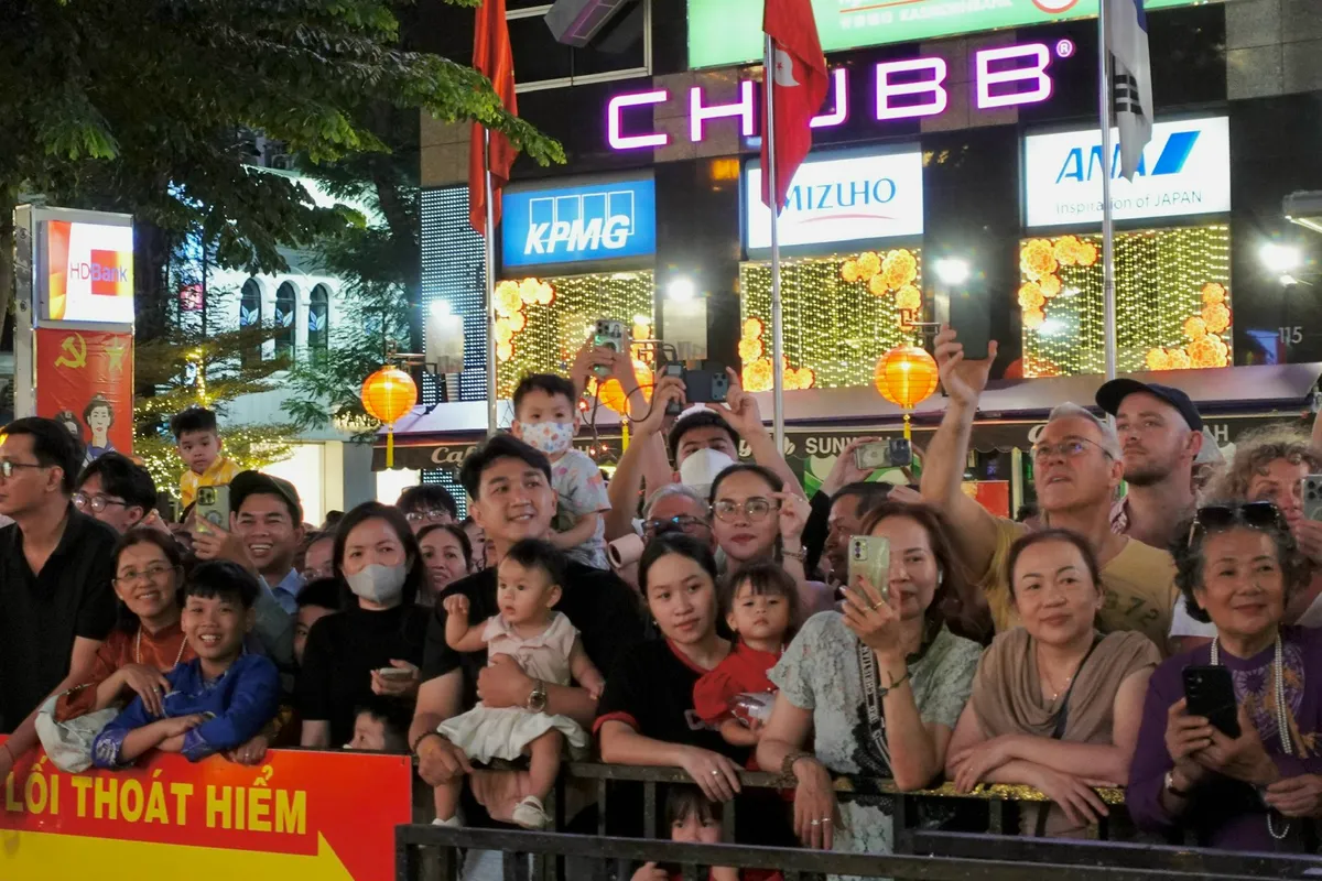 Biển người đổ về Đường hoa Nguyễn Huệ ngay sau lễ khai mạc - Ảnh 12.