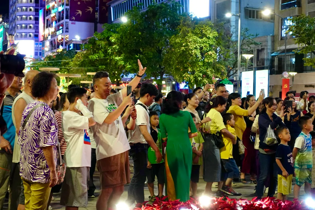 Biển người đổ về Đường hoa Nguyễn Huệ ngay sau lễ khai mạc - Ảnh 22.