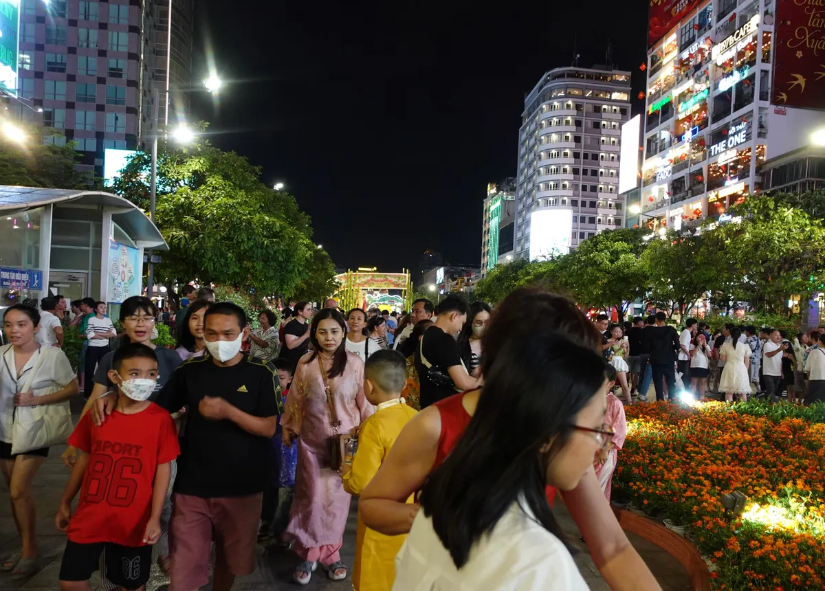 Biển người đổ về Đường hoa Nguyễn Huệ ngay sau lễ khai mạc - Ảnh 21.