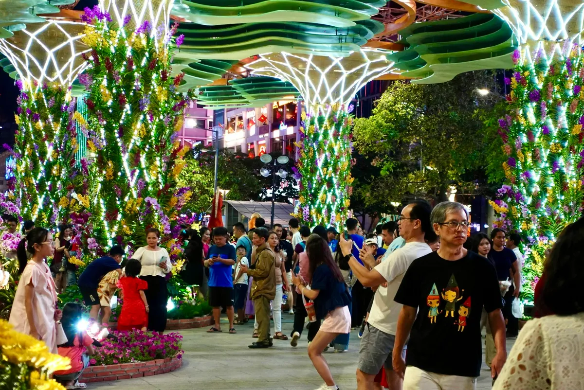 Biển người đổ về Đường hoa Nguyễn Huệ ngay sau lễ khai mạc - Ảnh 20.