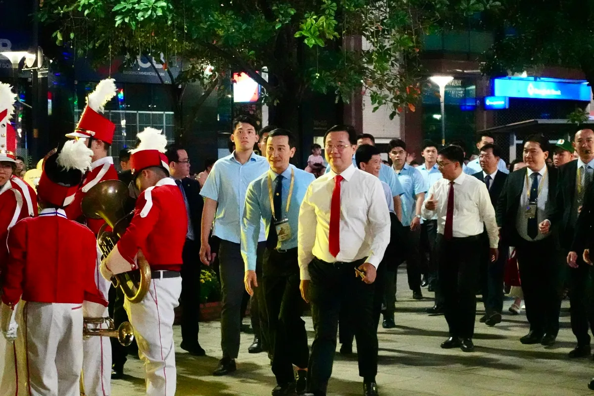 Biển người đổ về Đường hoa Nguyễn Huệ ngay sau lễ khai mạc - Ảnh 6.