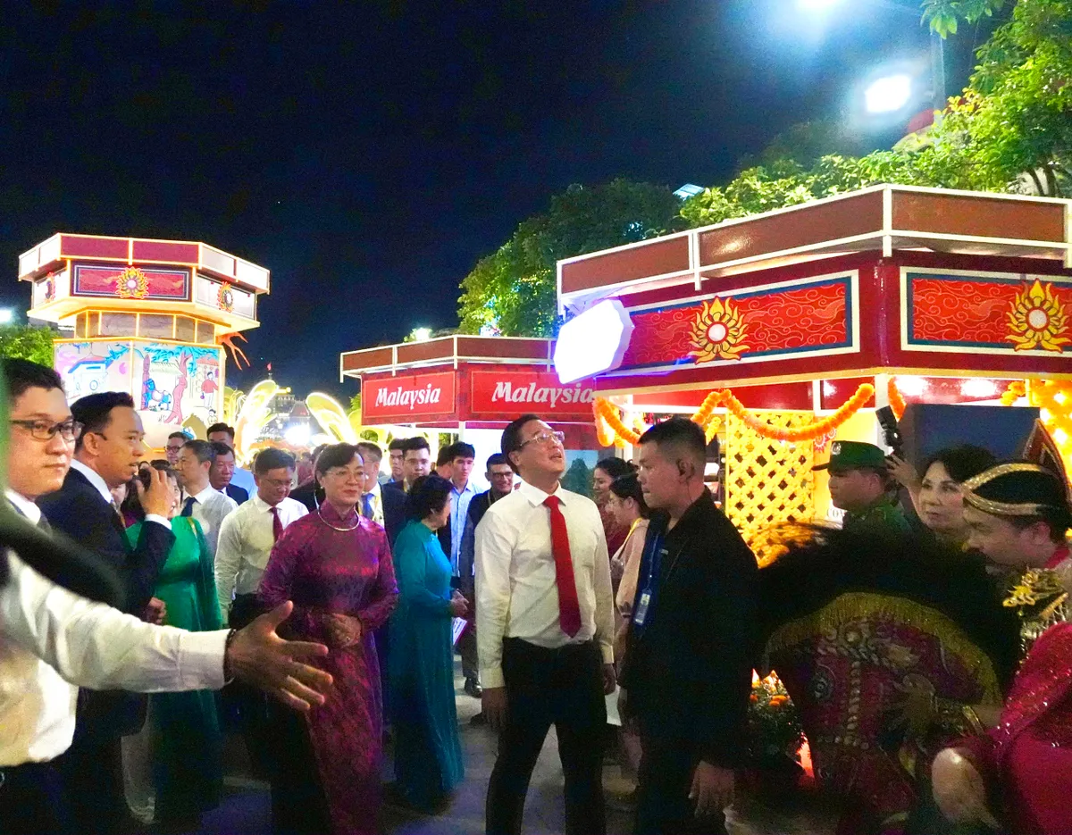 Biển người đổ về Đường hoa Nguyễn Huệ ngay sau lễ khai mạc - Ảnh 7.