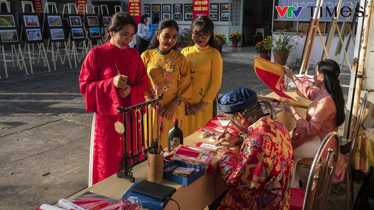 Vĩnh Long “gây sốt” với đường hoa Xuân 2026 kết hợp gốm đỏ độc đáo - Ảnh 4.