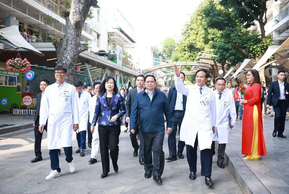 Thủ tướng Phạm Minh Ch&iacute;nh thăm, ch&uacute;c Tết v&agrave; kiểm tra c&ocirc;ng t&aacute;c trực tại c&aacute;c bệnh viện lớn ở H&agrave; Nội- Ảnh 1.