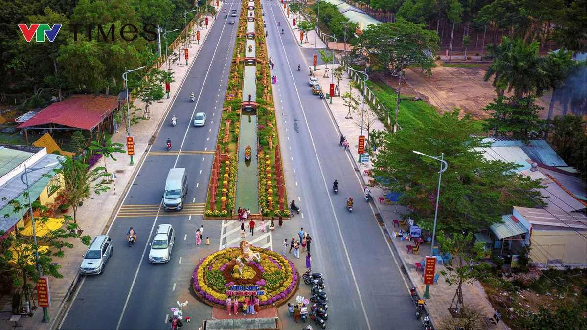 Vĩnh Long “gây sốt” với đường hoa Xuân 2026 kết hợp gốm đỏ độc đáo - Ảnh 1.