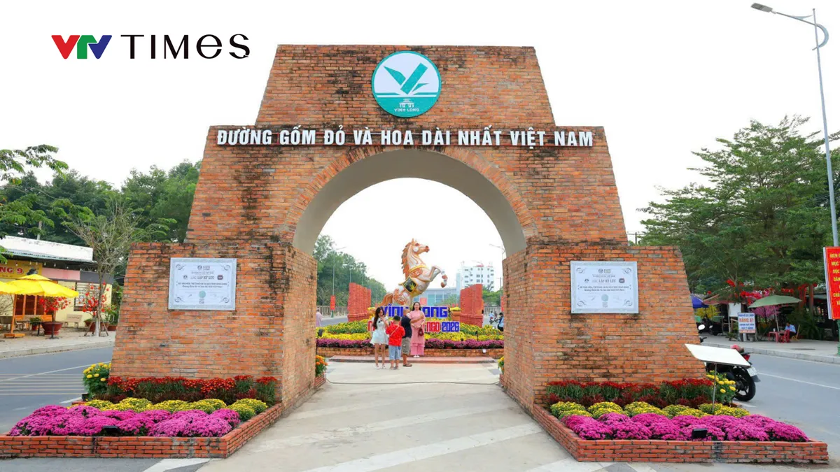 Vĩnh Long “gây sốt” với đường hoa Xuân 2026 kết hợp gốm đỏ độc đáo - Ảnh 2.