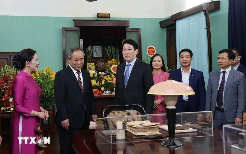 Chủ tịch nước Lương Cường tham quan Di tích Nhà 67 ở Khu Di tích Chủ tịch Hồ Chí Minh trong Phủ Chủ tịch. (Ảnh: Lâm Khánh/TTXVN)