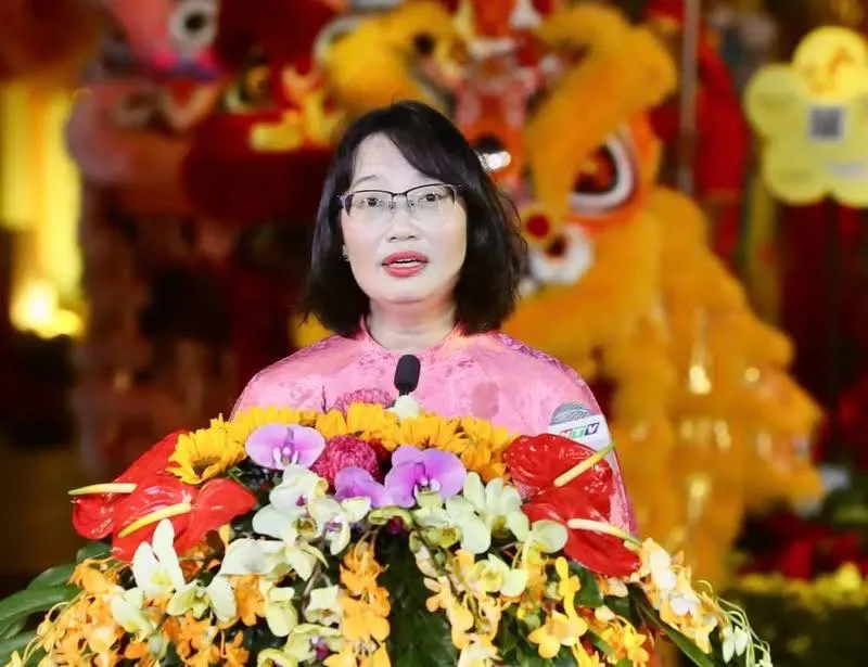 Biển người đổ về Đường hoa Nguyễn Huệ ngay sau lễ khai mạc - Ảnh 1.