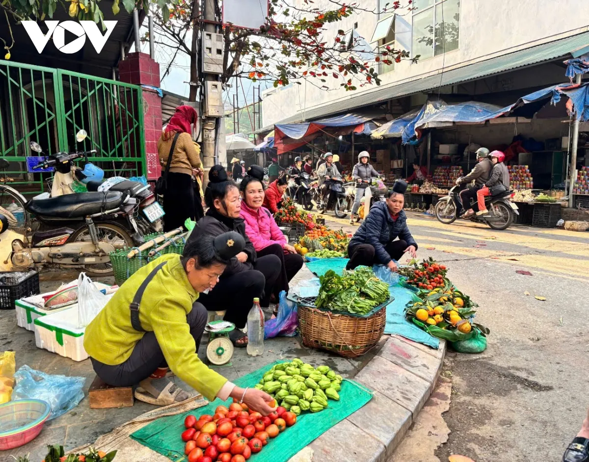 Sơn La tăng cường kiểm soát thị trường ngày giáp Tết- Ảnh 4. Sơn La tăng cường kiểm soát thị trường ngày giáp Tết- Ảnh 4.