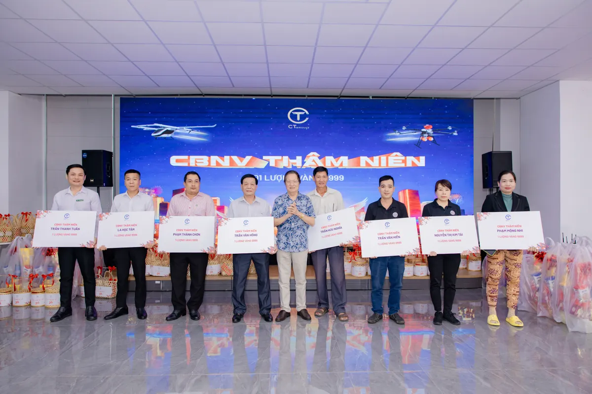 Nhiều tạp vụ, bảo vệ bật kh&oacute;c khi nhận thưởng Tết l&agrave; 1 lượng v&agrave;ng 9999- Ảnh 1.