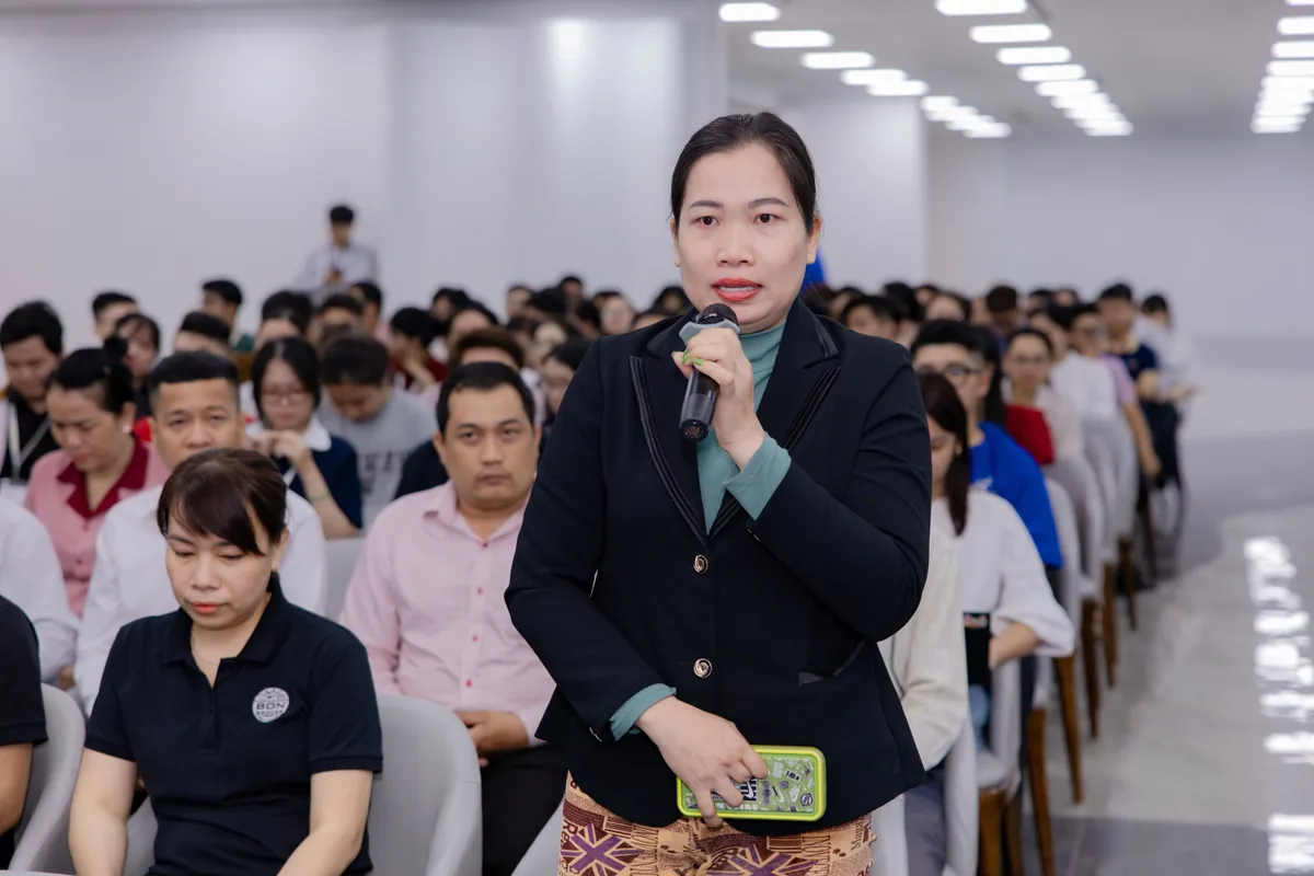 Nhiều tạp vụ, bảo vệ bật kh&oacute;c khi nhận thưởng Tết l&agrave; 1 lượng v&agrave;ng 9999- Ảnh 2.