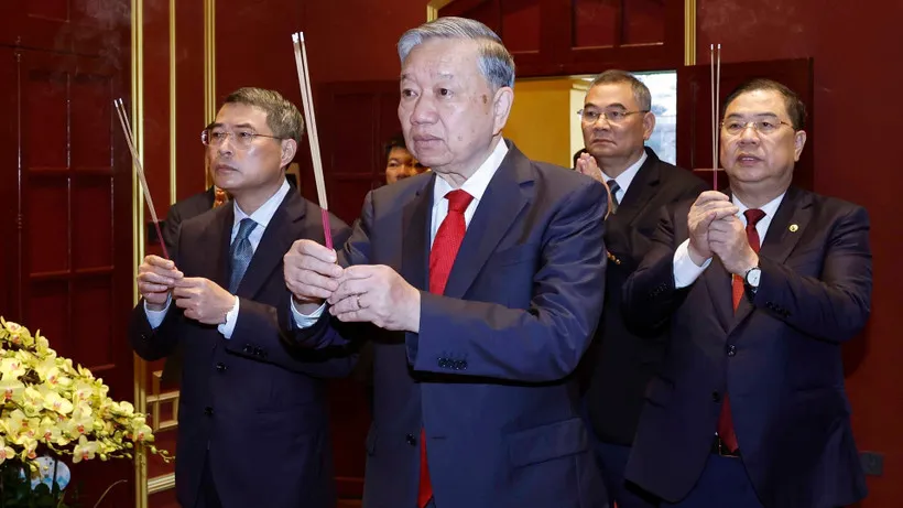 Tổng B&iacute; thư T&ocirc; L&acirc;m d&acirc;ng hương tưởng niệm c&aacute;c bậc ti&ecirc;n đế v&agrave; Chủ tịch Hồ Ch&iacute; Minh dịp Tết- Ảnh 1.