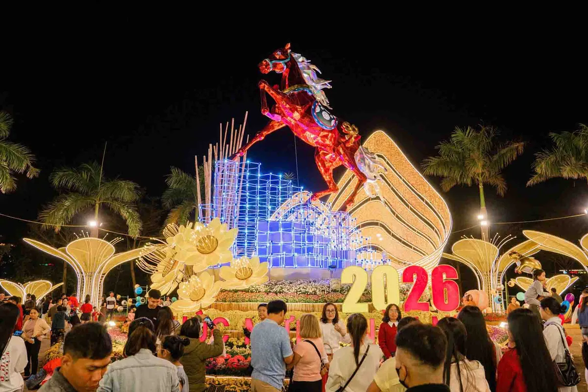 Đường hoa xu&acirc;n B&iacute;nh Ngọ rực rỡ tại C&ocirc;ng vi&ecirc;n Hồ Sơn- Ảnh 1.