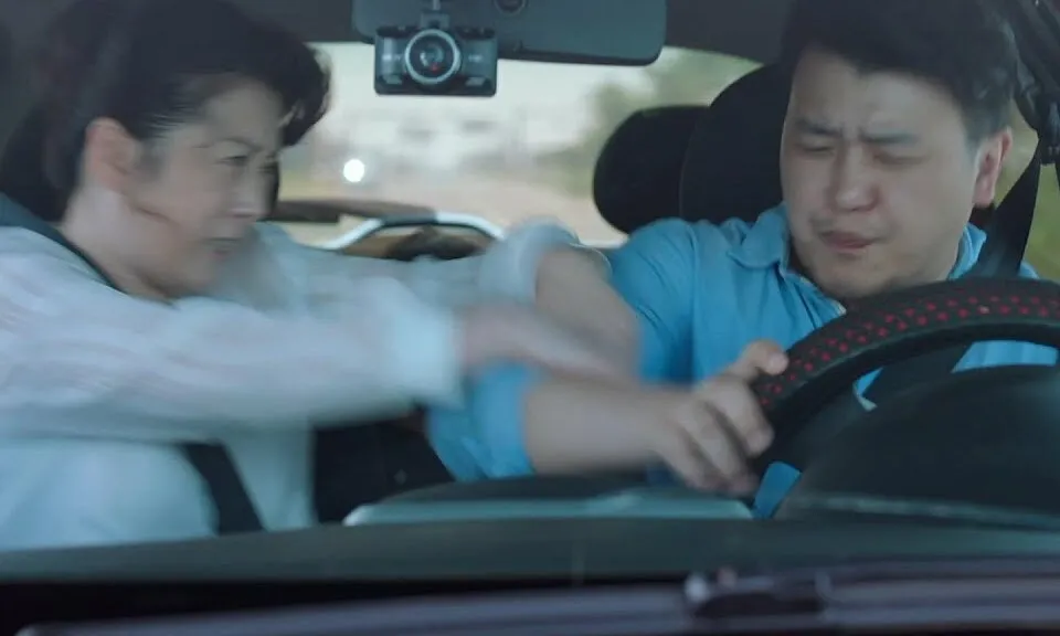 N&oacute;i chuyện khi l&aacute;i xe &ndash; th&oacute;i quen quen thuộc nhưng tiềm ẩn rủi ro lớn- Ảnh 1.