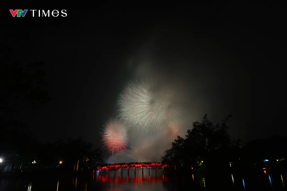 H&agrave; Nội h&acirc;n hoan ch&agrave;o năm mới B&iacute;nh Ngọ, ph&aacute;o hoa thắp s&aacute;ng đ&ecirc;m giao thừa - Ảnh 1.