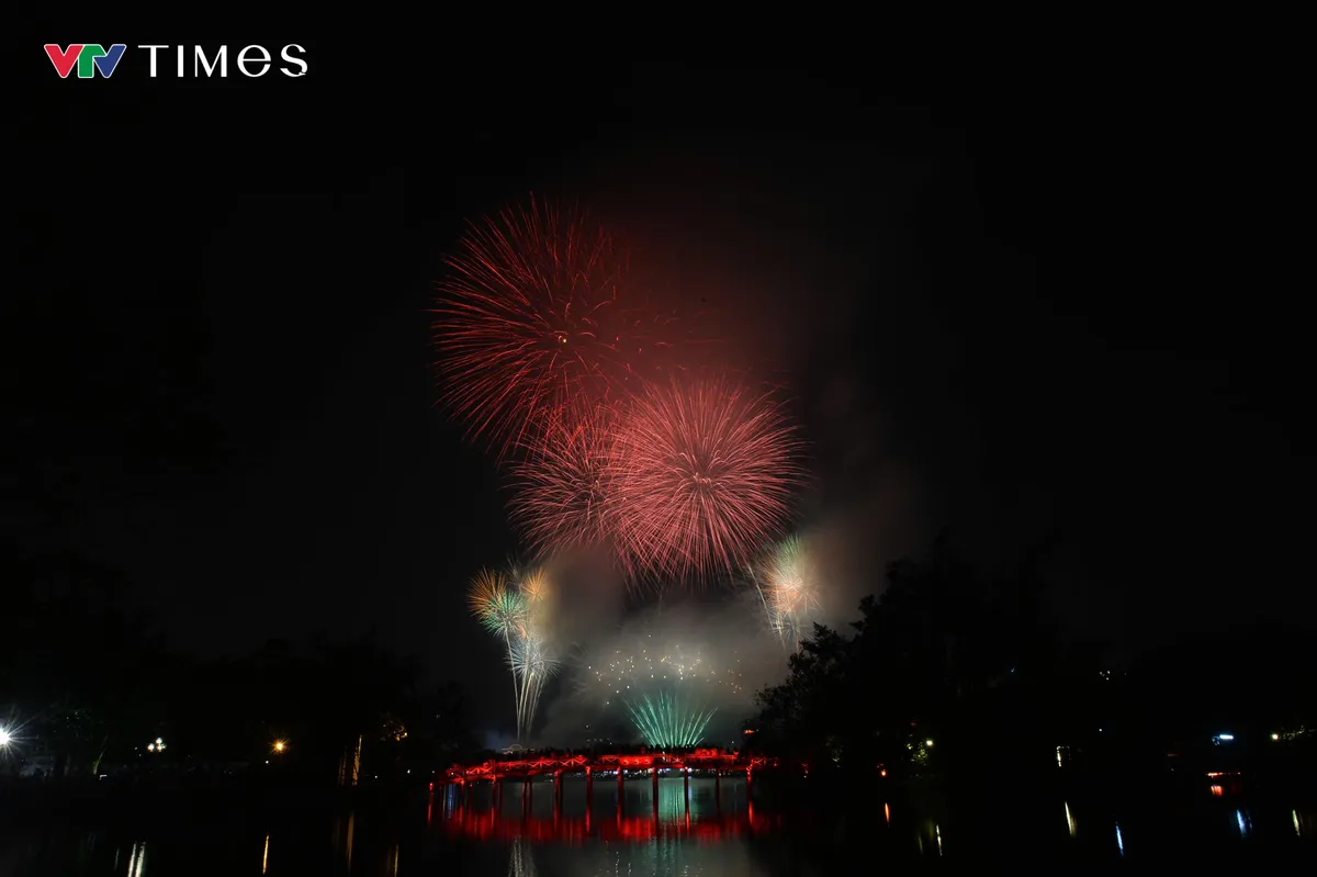 H&agrave; Nội h&acirc;n hoan ch&agrave;o năm mới B&iacute;nh Ngọ, ph&aacute;o hoa thắp s&aacute;ng đ&ecirc;m giao thừa - Ảnh 3.