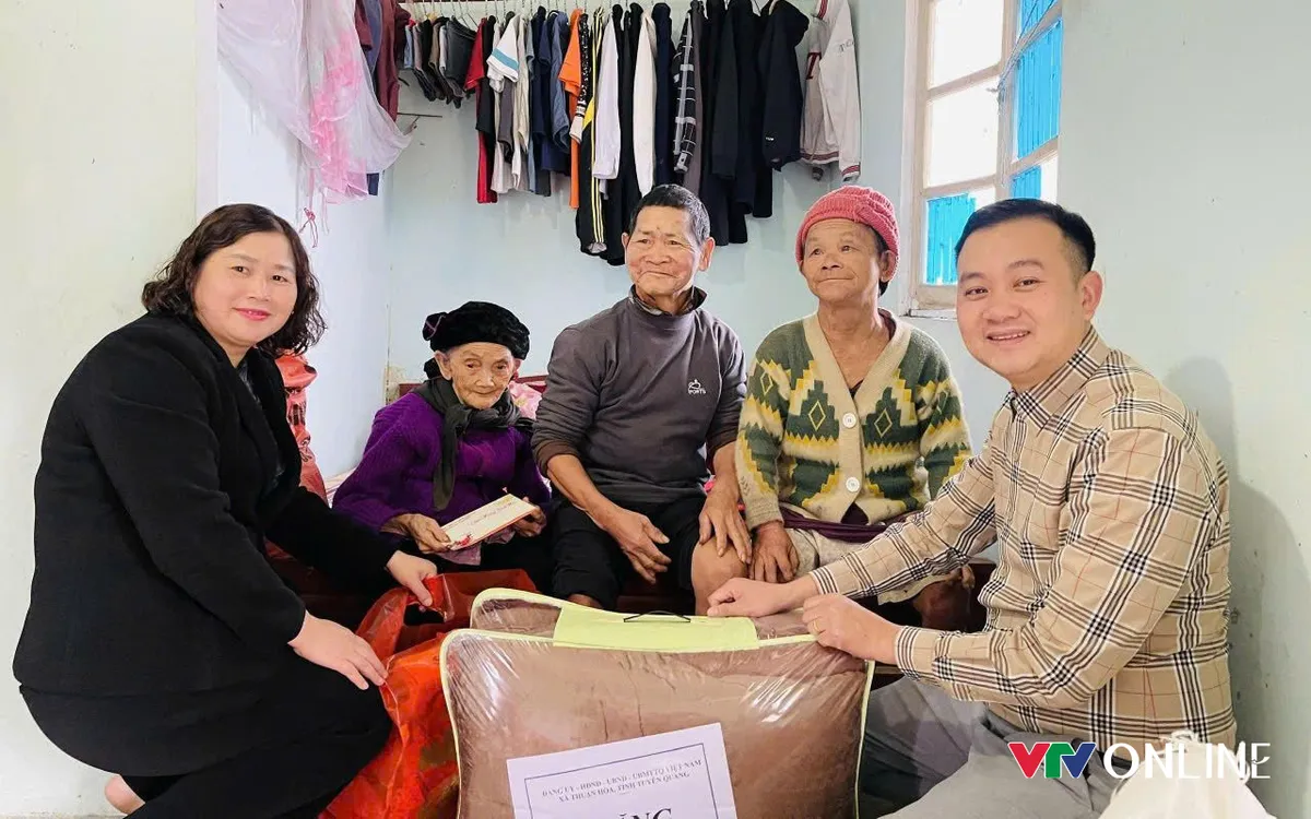 Lãnh đạo xã Thuận Hòa thăm, tặng quà cho gia đình bà Vi Thị Tôn thôn Mịch B.