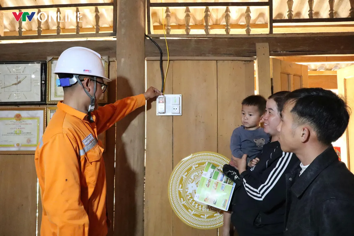 Sơn La đưa điện về bản vùng cao Pha Đin - Ảnh 2.