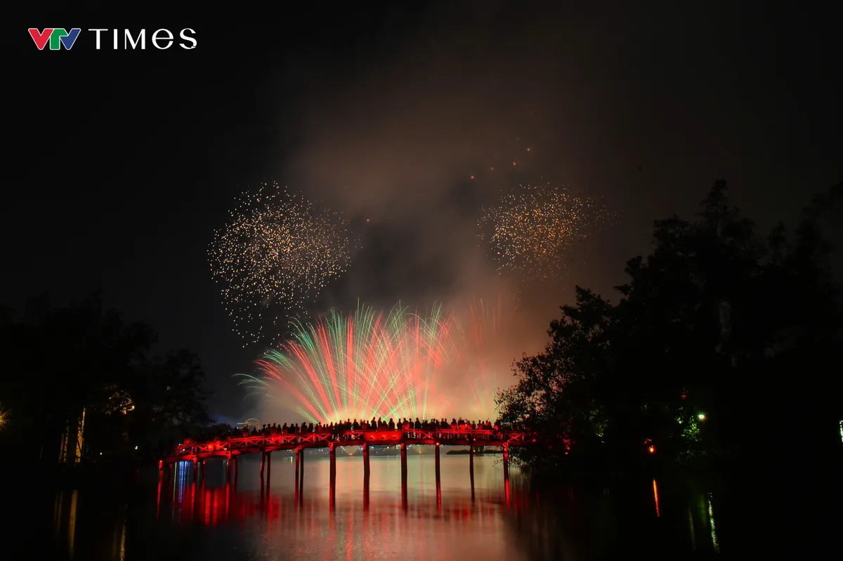 H&agrave; Nội h&acirc;n hoan ch&agrave;o năm mới B&iacute;nh Ngọ, ph&aacute;o hoa thắp s&aacute;ng đ&ecirc;m giao thừa - Ảnh 2.