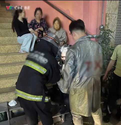 Hà Nội cứu 3 người mắc kẹt trong vụ cháy nhà rạng sáng 29 Tết - Ảnh 1.