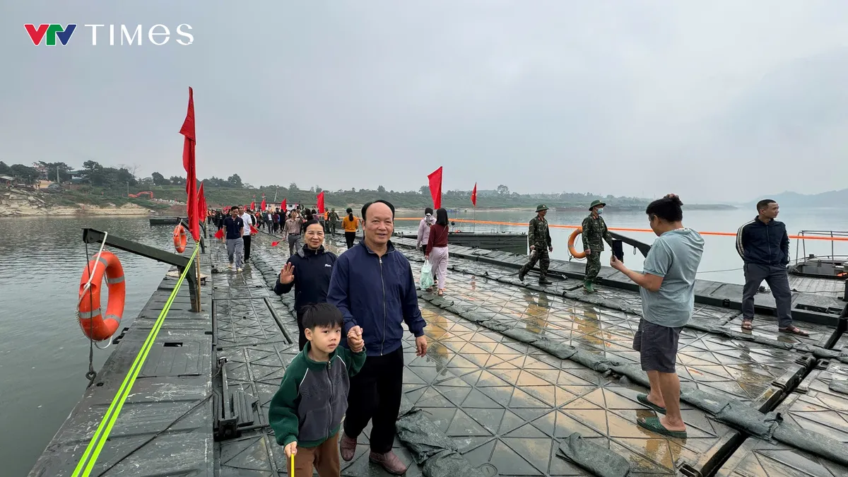 Ph&uacute; Thọ: Th&ocirc;ng xe cầu phao qua s&ocirc;ng L&ocirc;, bảo đảm đi lại cho người d&acirc;n v&ugrave;ng Đoan H&ugrave;ng - Ảnh 2.