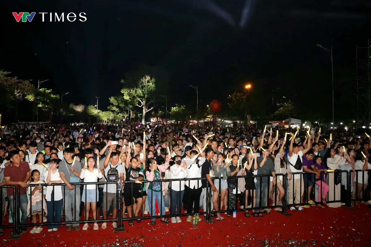 Đ&ecirc;m Giao thừa B&iacute;nh Ngọ 2026: Cần Thơ bừng s&aacute;ng trong sắc m&agrave;u nghệ thuật v&agrave; ph&aacute;o hoa - Ảnh 4.