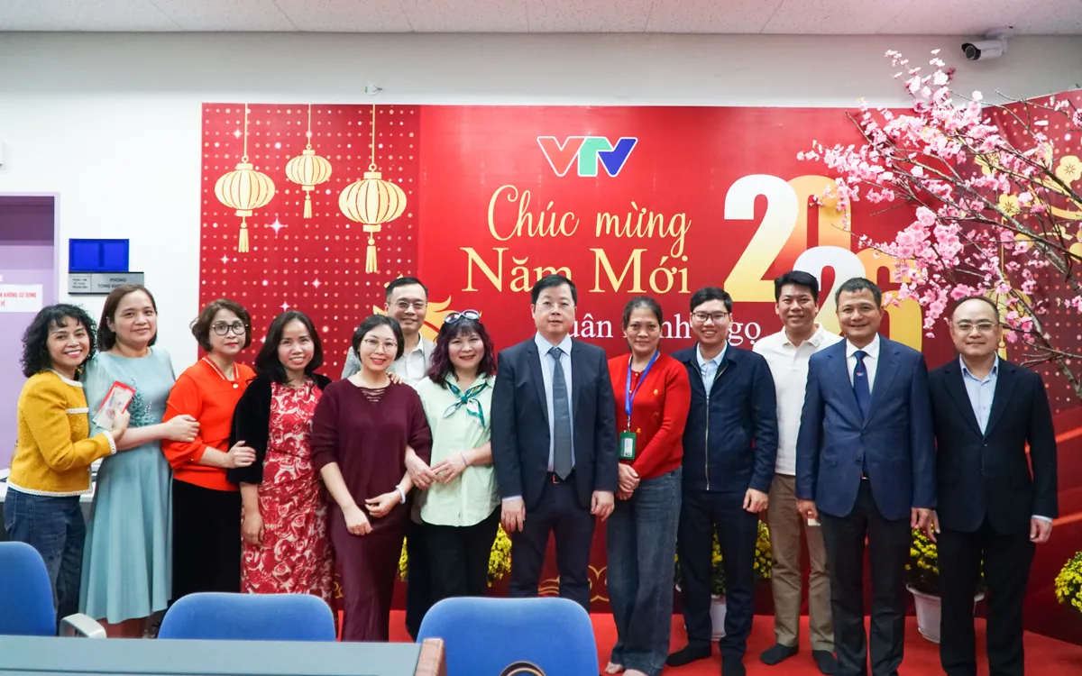 Tổng Giám đốc Nguyễn Thanh Lâm và Phó Tổng Giám đốc Đỗ Đức Hoàng chụp ảnh cùng cán bộ, nhân viên Tổng khống chế. Ảnh: Việt Linh 