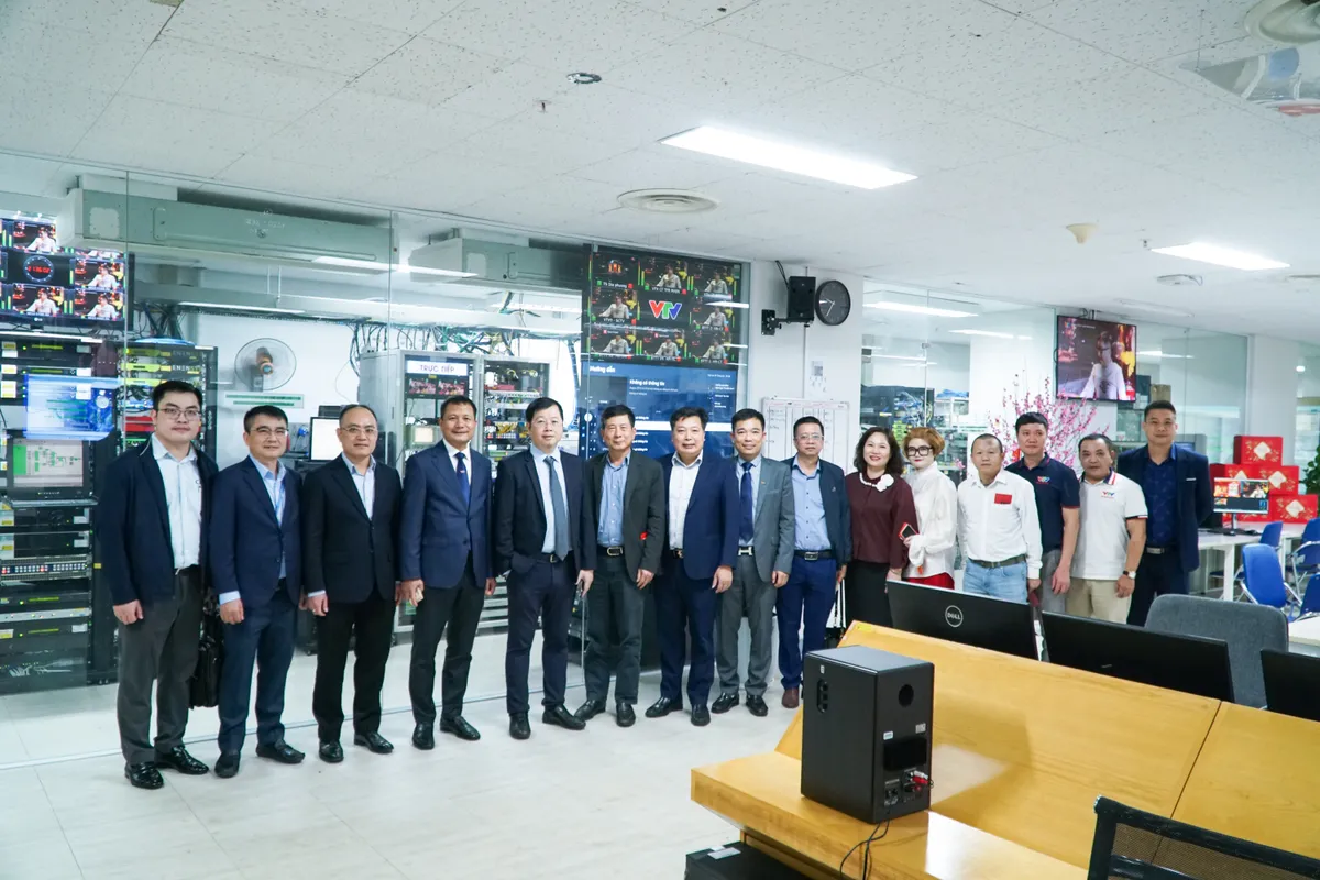 Tổng Giám đốc Đài THVN thăm hỏi, chúc tết các đơn vị đêm giao thừa - Ảnh 3.