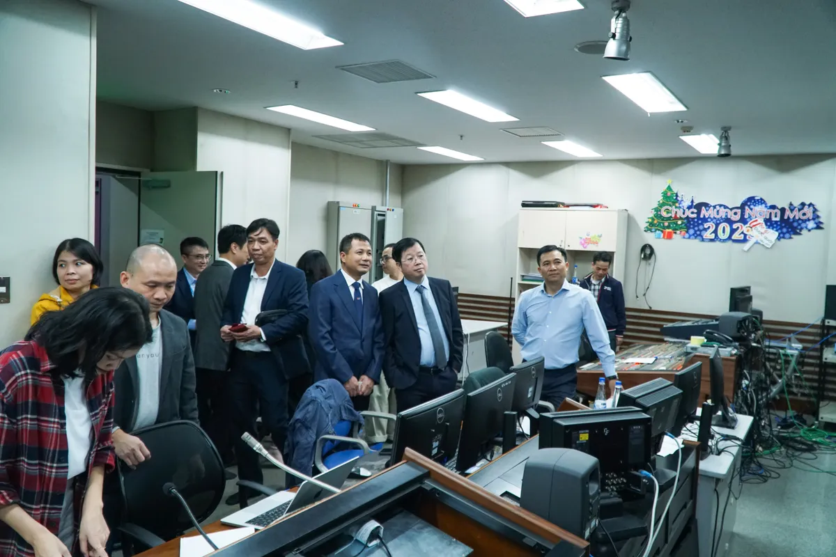 Tổng Giám đốc Đài THVN thăm hỏi, chúc tết các đơn vị đêm giao thừa - Ảnh 6.